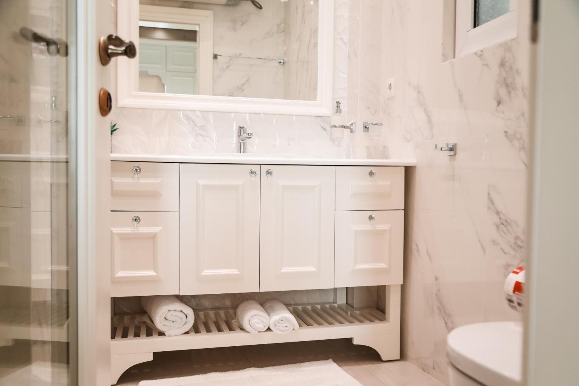 Limani Luxury Beachfront Apartment Sarande