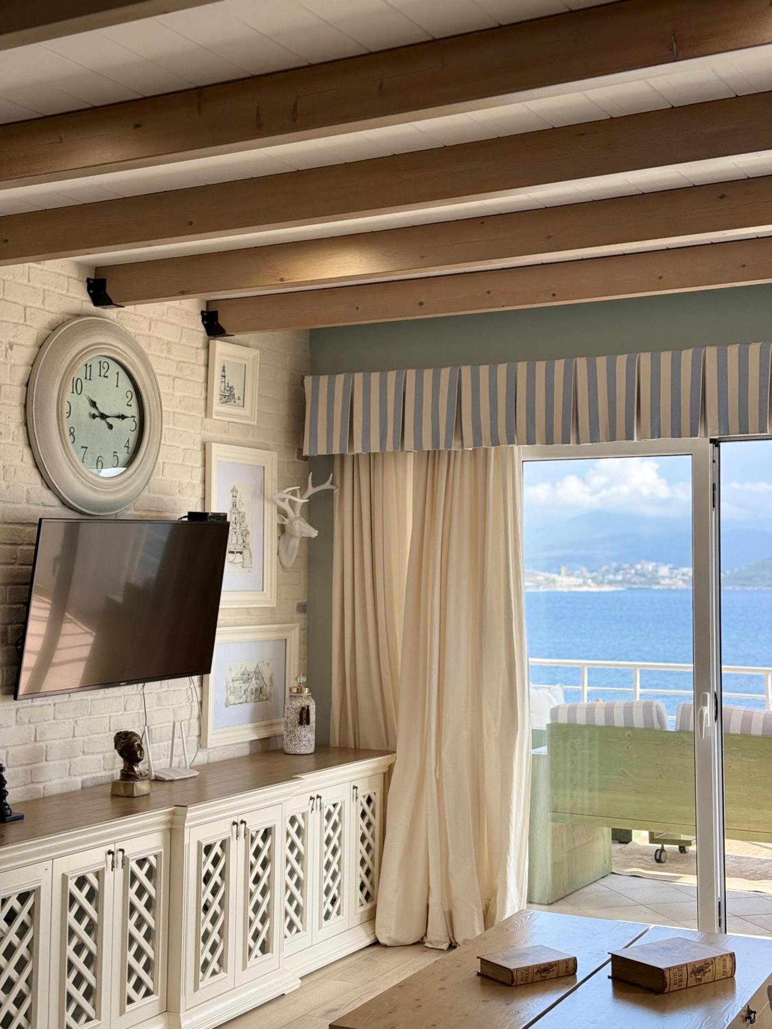 Lägenhet Limani Luxury Beachfront *